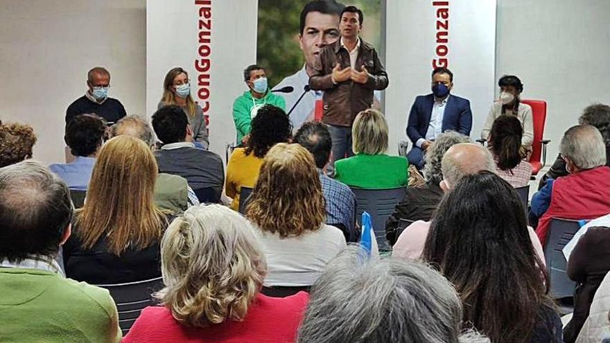 Caballero con militantes, ayer, en el multiusos Ángel Bedriñana.