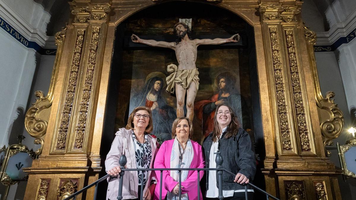 María Nieves, María José e Idoia, miembros de la Cofradía del Silencio, hace unos días en Zaragoza.
