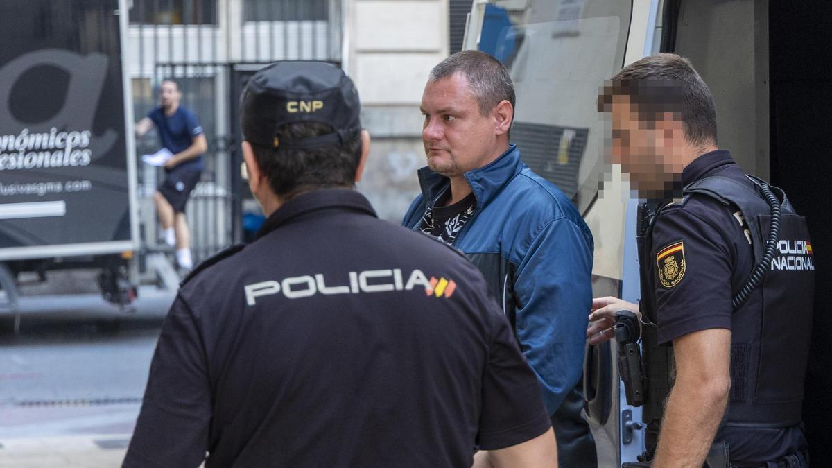 El acusado custodiado por la Policía a su llegada al juicio  este viernes.