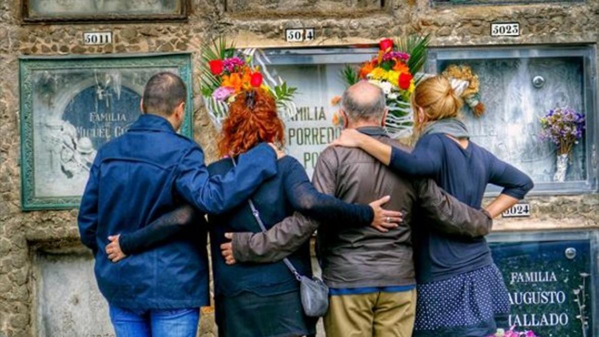 Momento de recogimiento en el cementerio de Montjuïc.