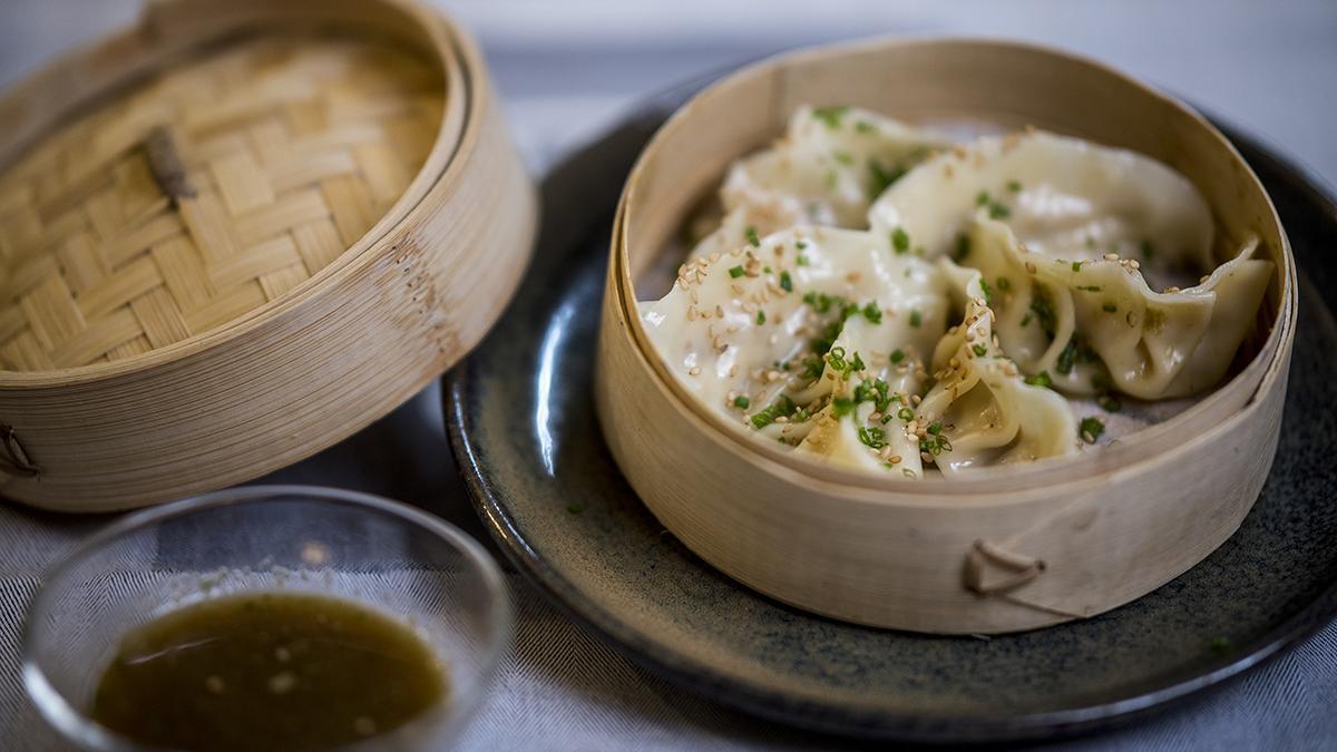 Carlota Claver, chef de La Gormanda, prepara unas 'gyozas' de 'carn d'olla'