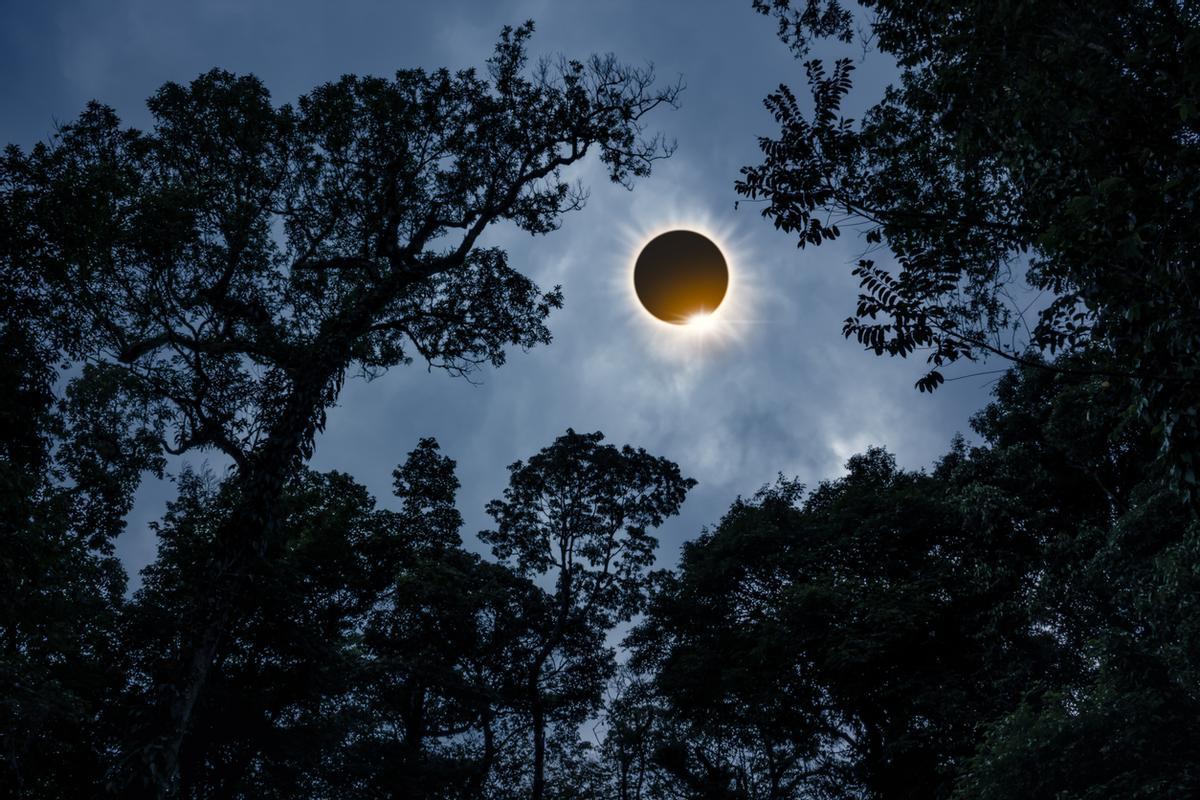 Eclipse solar total con efecto de anillo de diamante.