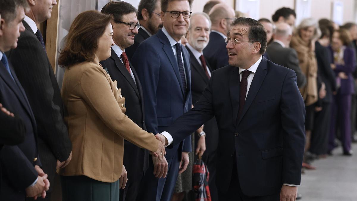 Albares saluda a diplomáticos durante la conferencia de embajadores en Madrid