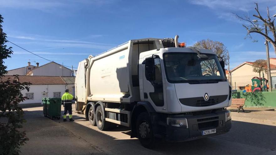 Recogida de basura en pueblos de la Tierra del Pan con el camión de la nueva adjudicataria. | Ch. S.