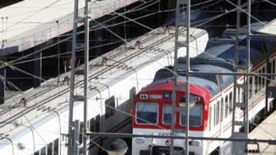 Un tren en la estación de Alicante.