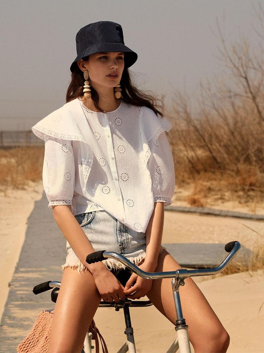 Blusa blanca y shorts vaqueros de Zara