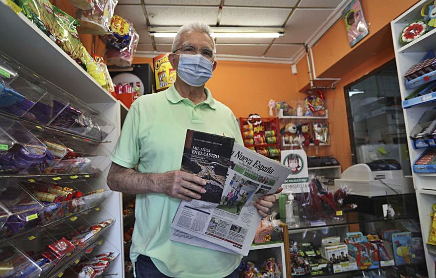 Ramón Gago, del kiosco Pali, en Avilés. | Ricardo Solís