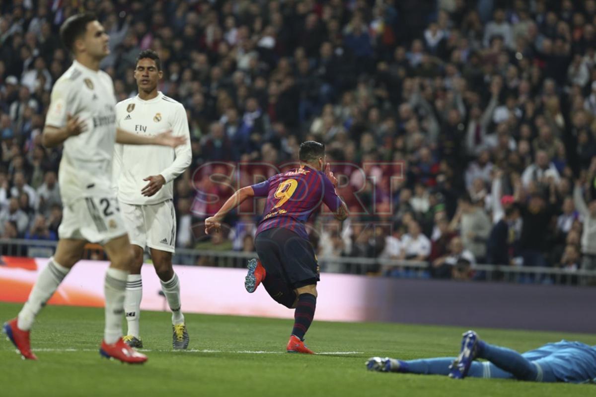 Luís Suárez celebra el primer gol del partido de vuelta de la semifinal de la Copa del Rey entre el Real Madrid y el FC Barcelona. Luís Suárez celebra el primer gol del partido de vuelta de la semifinal de la Copa del Rey entre el Real Madrid y el FC Barcelona.