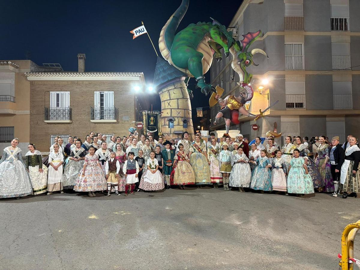 Los integrantes de la falla Montroi con el monumento a sus espaldas.
