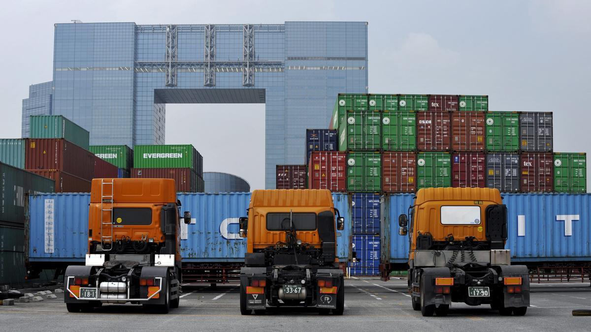 El déficit comercial se reduce un 42% hasta octubre con caída de las importaciones.