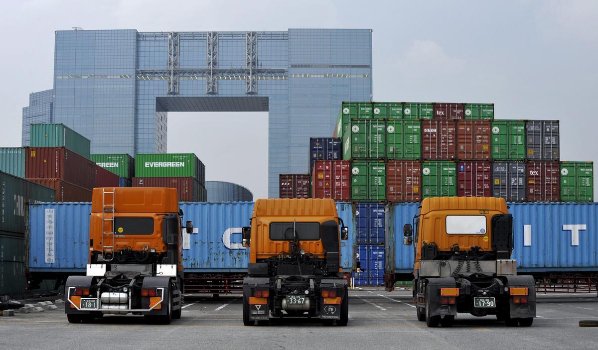 El déficit comercial se reduce un 42 % hasta octubre con caída de las importaciones
