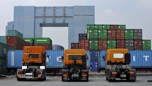 El déficit comercial se reduce un 42 % hasta octubre con caída de las importaciones