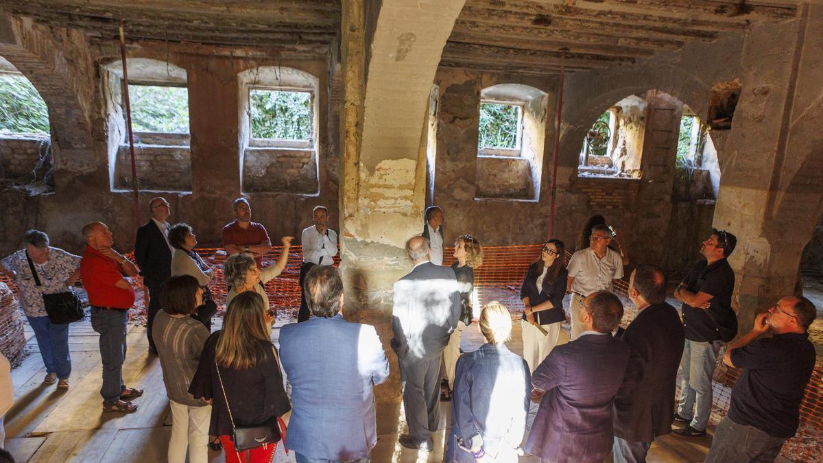 Imatge de l’interior de la fàbrica dels Panyos de Manresa en la visita realitzada després de l'acte