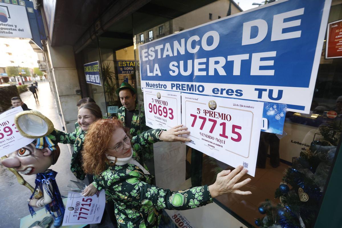Así fue la celebración en el Estanco de la Suerte de Oviedo por los dos premios vendidos de la Lotería de Navidad
