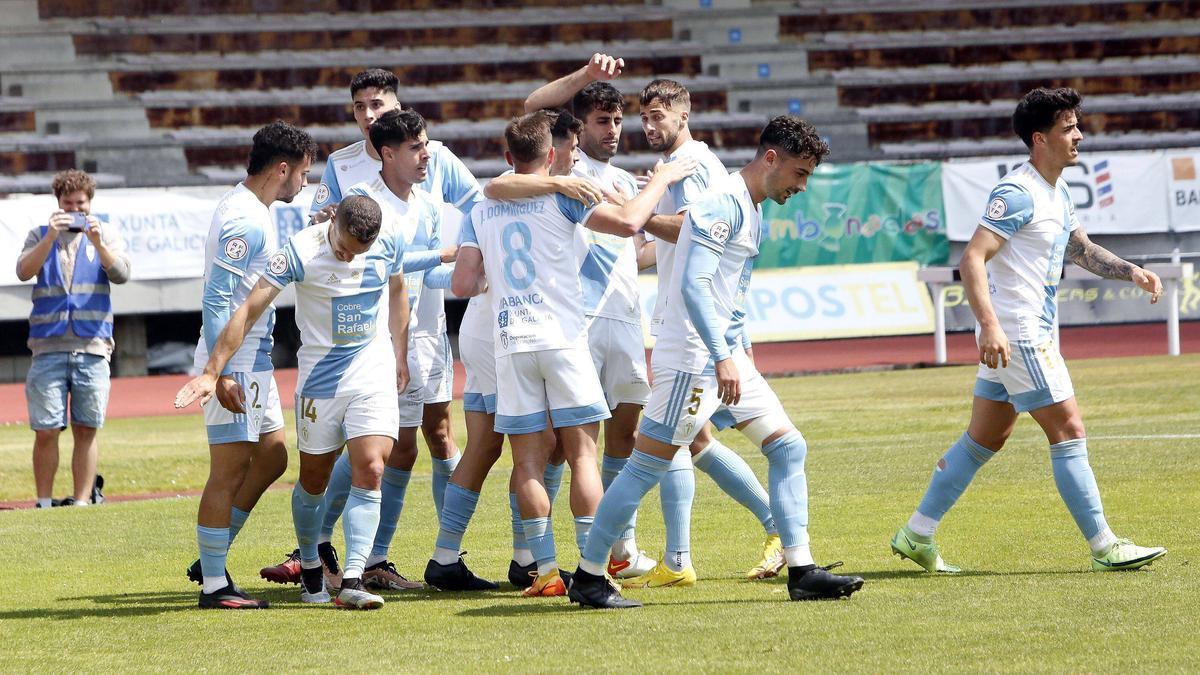 Los jugadores del Compos en la celebración de uno de los tres goles contra el Tarazona