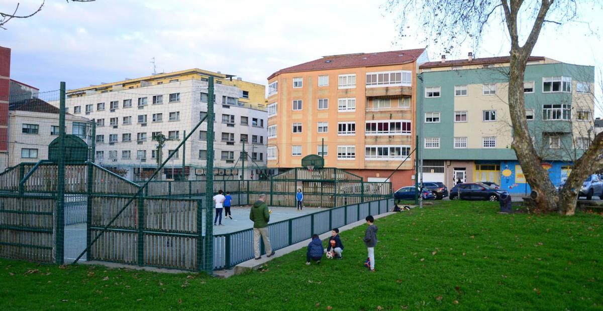 Niños jugando ayer en la pista multideporte de As Lagoas, en el centro de Bueu. |