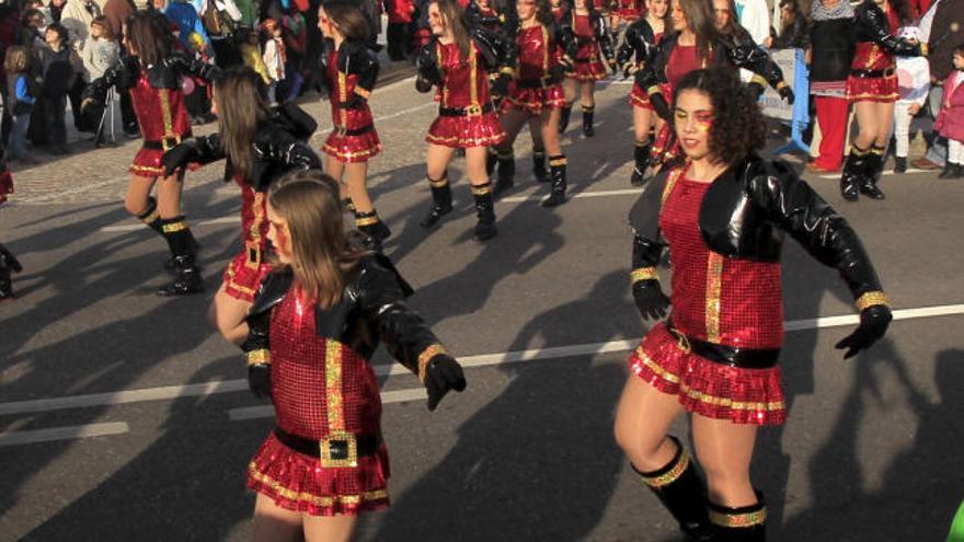 Integrantes de la comparsa &quot;Vaya cuerpo de bomberos&quot;, que obtuvo el segundo premio.  // José Lores