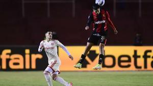 Un jugador del Melgar se impone en un lance a uno del Internacional.