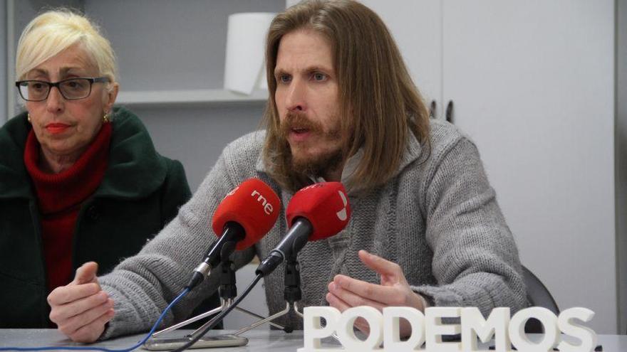 Pablo Fernández charla con los miembros de Podemos Zamora.