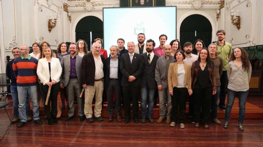 El acto de entrega de diplomas a los 18 maestros composteros, ayer en la Diputación.