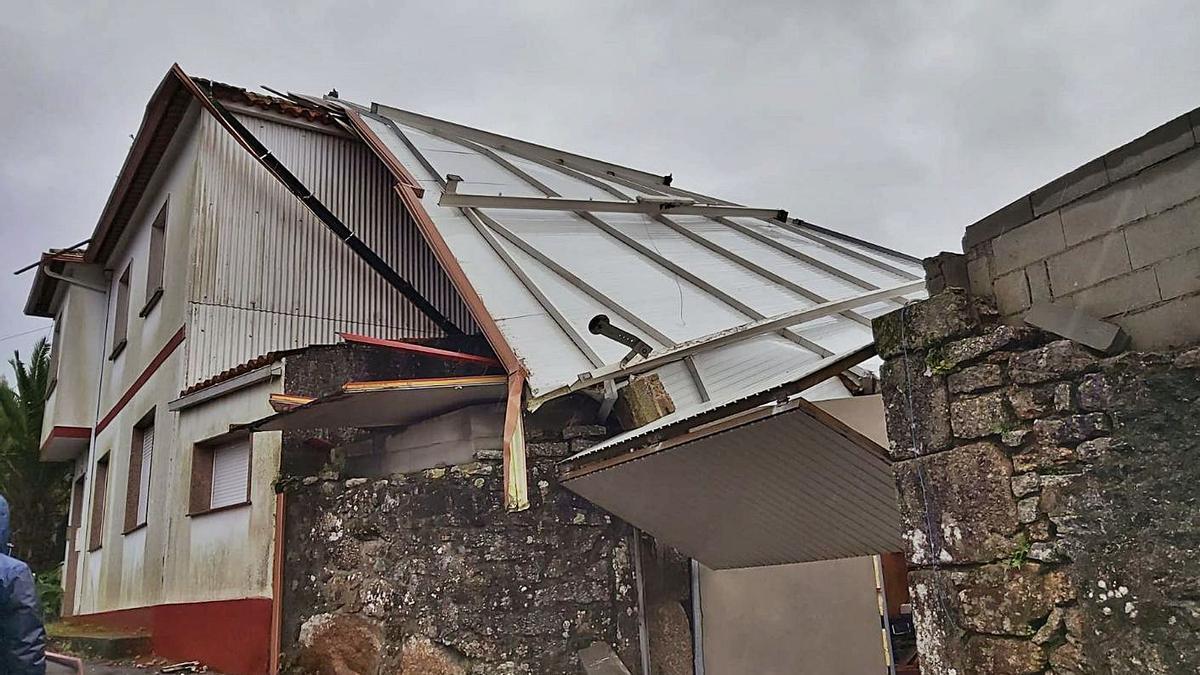 Tejado de una vivienda levantado por el viento en Moraña. |   // FDV