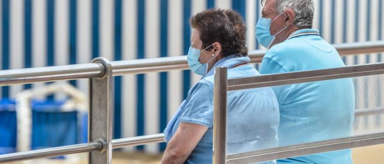 Dos personas descansan en un banco del paseo de Las Canteras.  | | JOSÉ CARLOS GUERRA