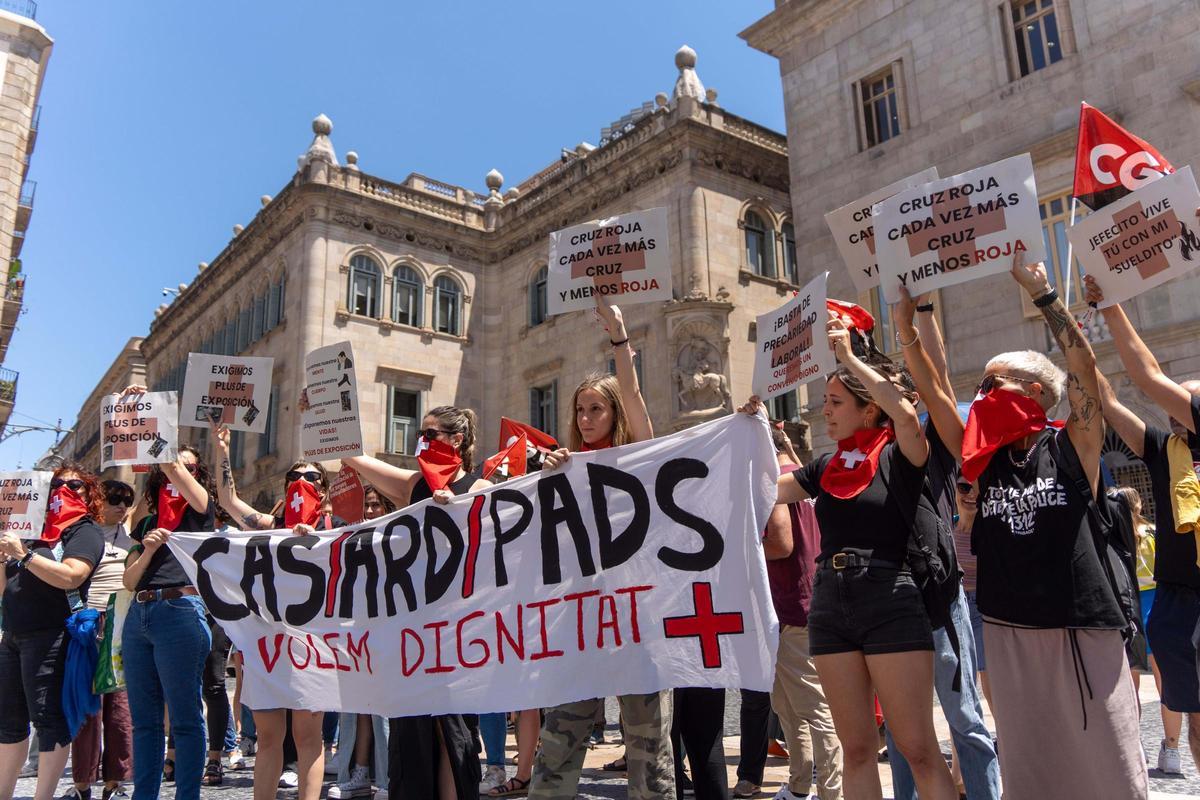 Protesta de los trabajadores de la Cruz Roja en la Plaça Sant Jaume