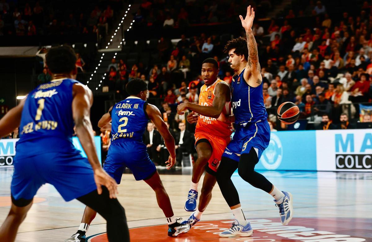 Omari Moore, en una acción del partido ante el Maccabi.
