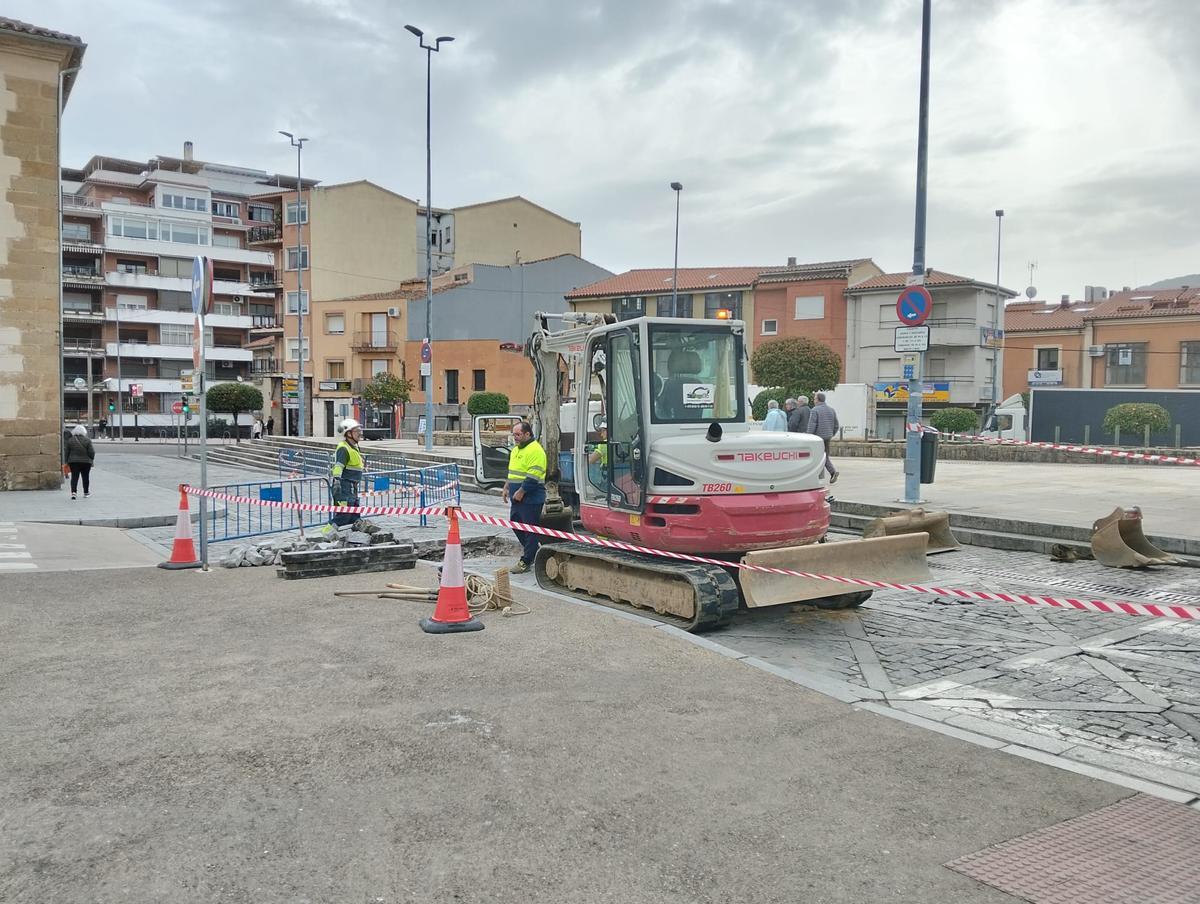Cortada al tráfico la plaza Obispo Amadeo de Plasencia por una avería de agua.