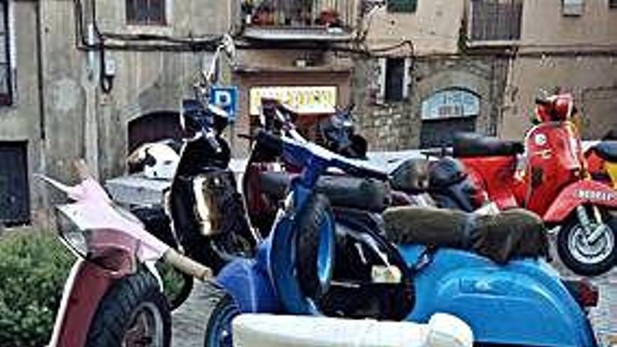 Manresa celebra una festa per a amants de les motos Vespa i Lambretta