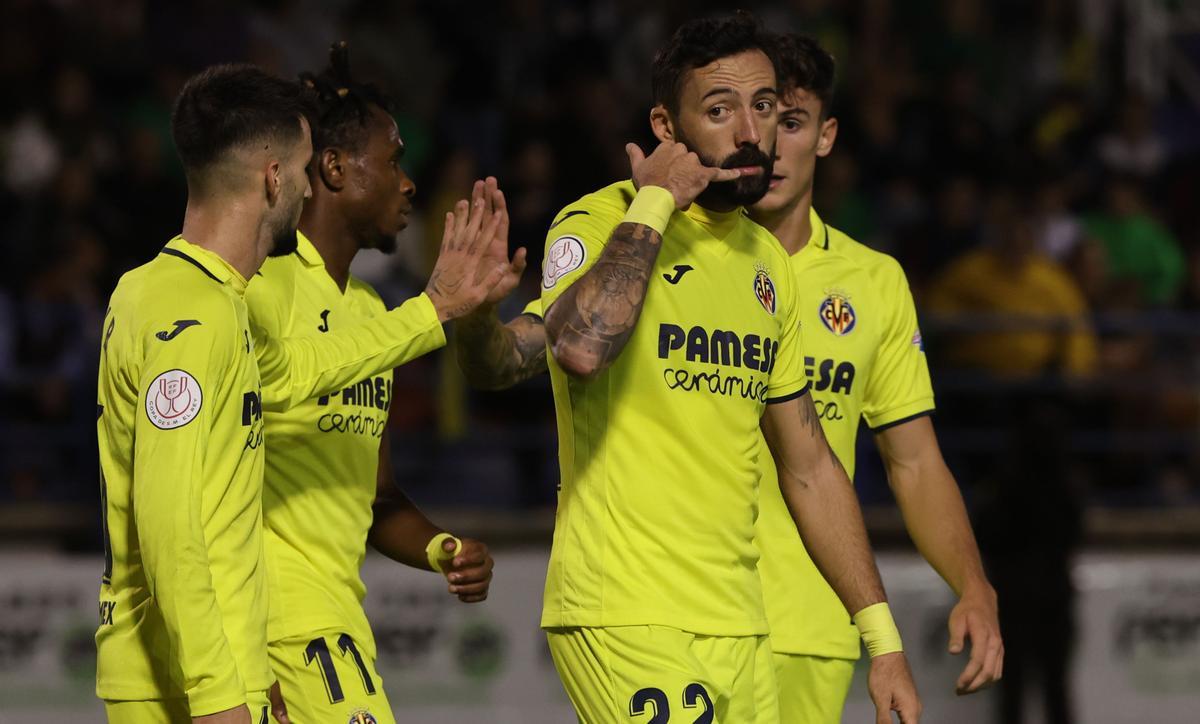 José Luis Morales celebra uno de sus goles en el Villarreal con su habitual gesto telefónico.