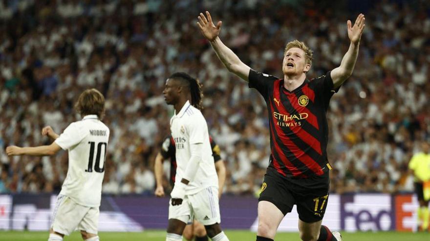 De Bruyne celebra el seu gol, en una pèrdua de Camavinga | JUAN MEDINA /REUTERS