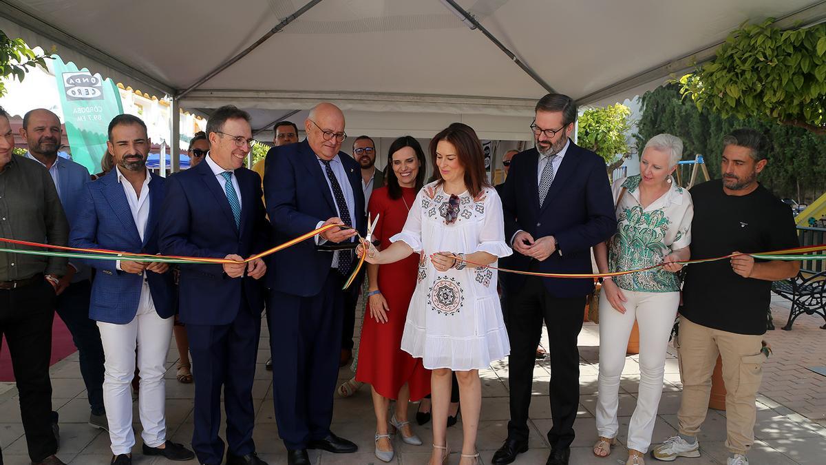 Autoridades y empresarios cortan la cinta inaugural de la Feria de Alfarería de La Rambla.