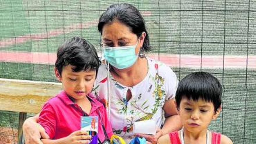 Una familia atendida por CaixaProinfancia recibe los kits escolares.