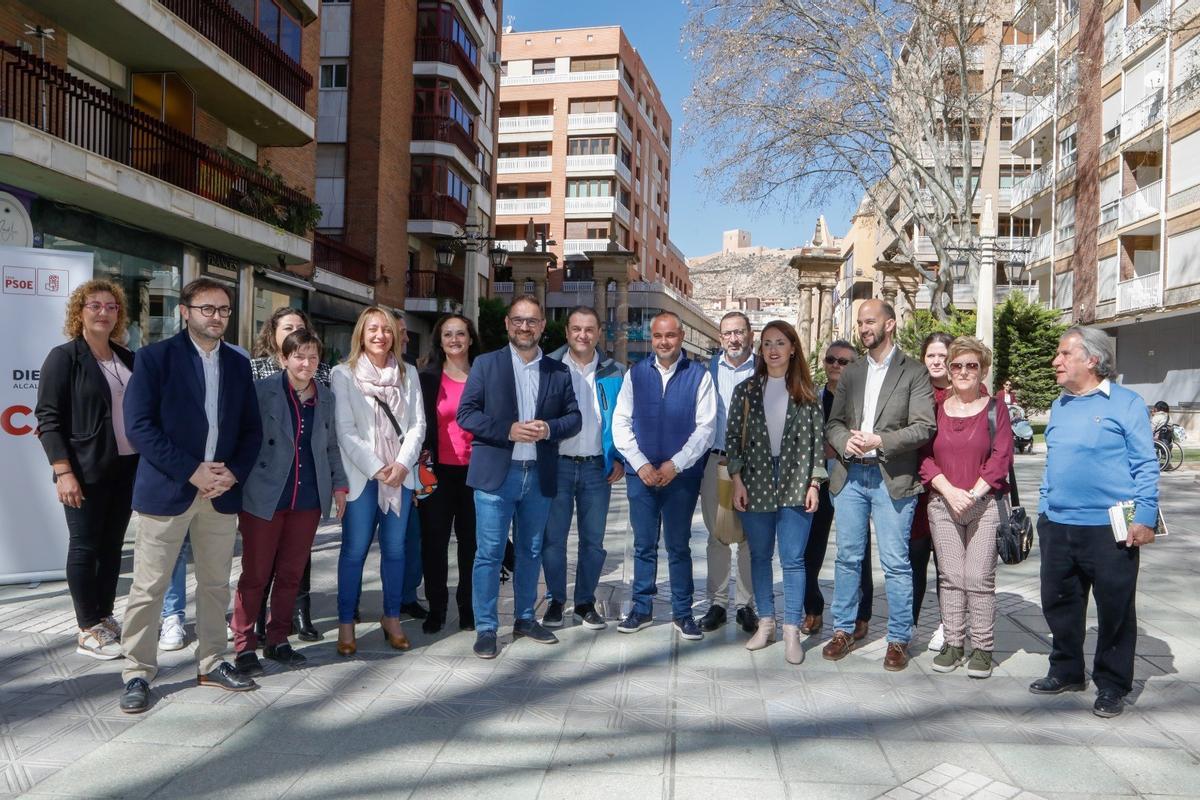 Los integrantes de la candidatura del Partido Socialista en la Alameda de la Constitución.