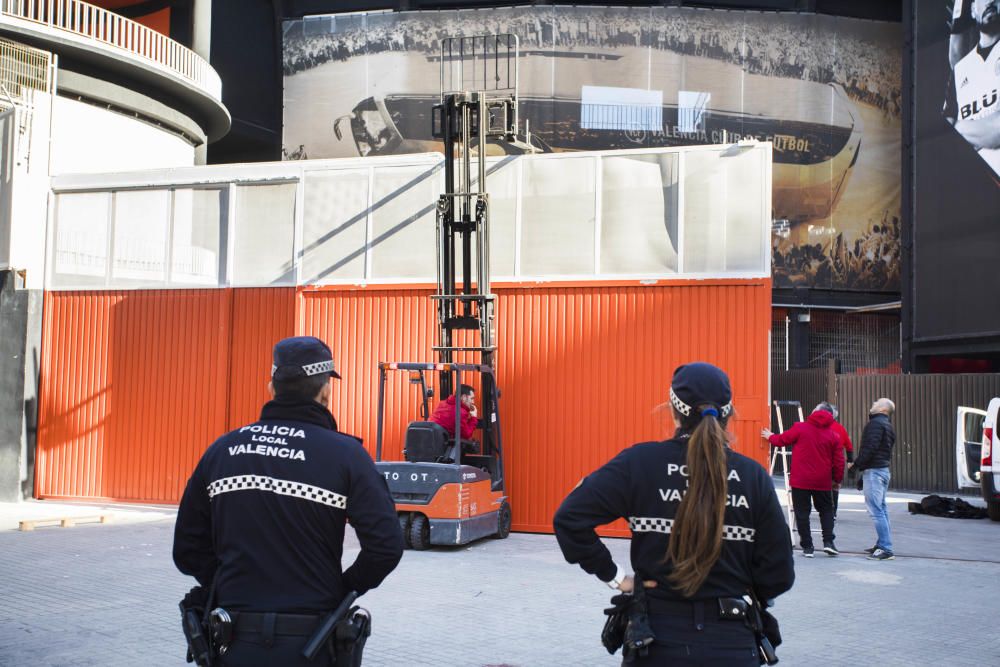 Cae una valla de Mestalla y hiere a un mujer