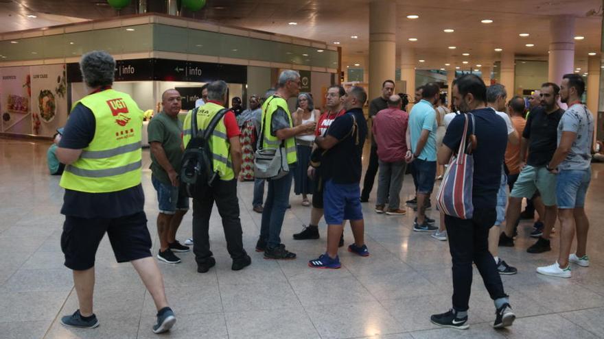 Treballadors d&#039;Ibèria concentrats a la zona d&#039;arribades de l&#039;aeroport del Prat, en una imatge d&#039;aquest passat juliol