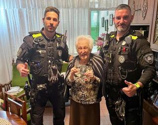 La Policía Local de Santa Coloma localiza y auxilia a una mujer de 104 años que se había desorientado