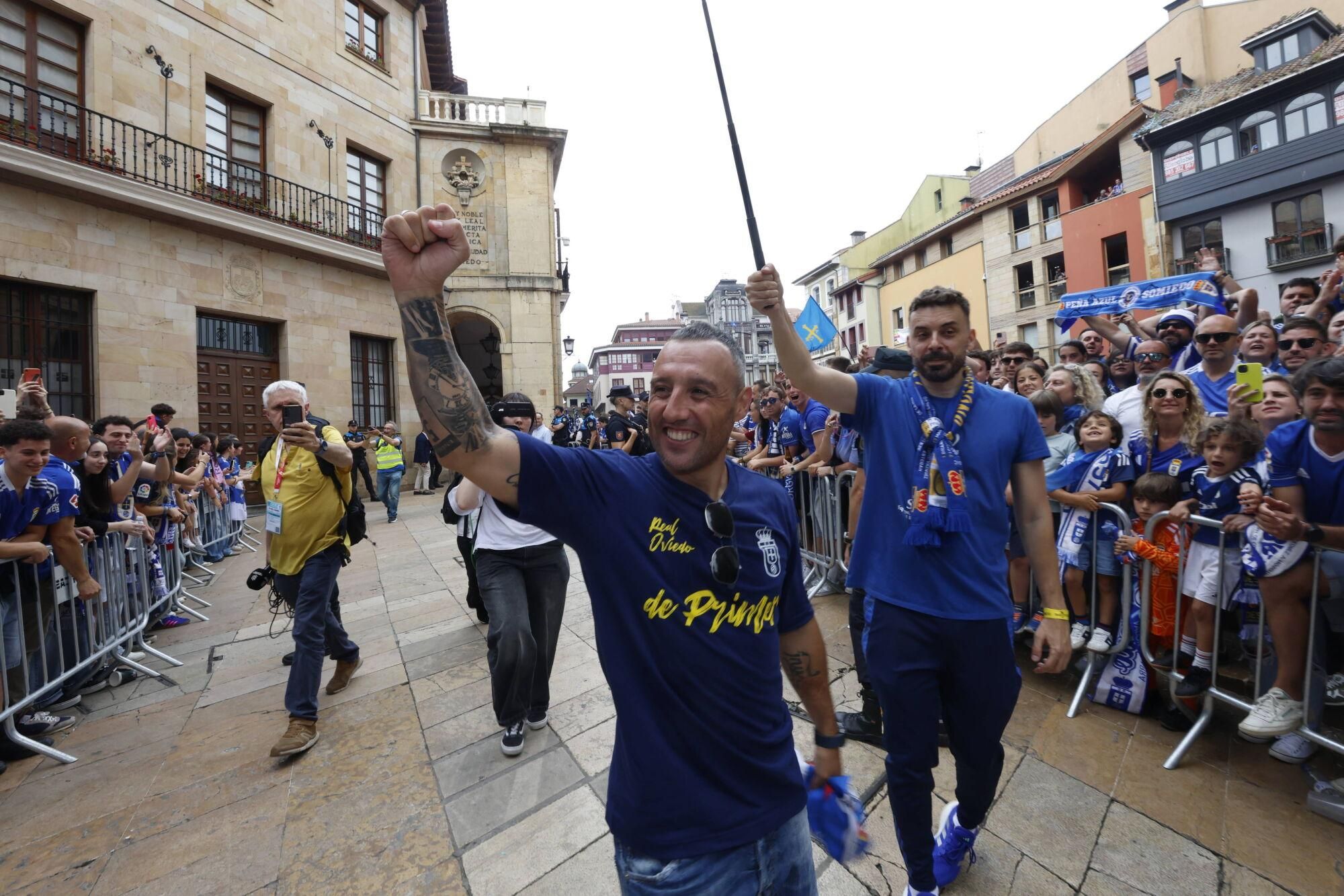 Locura azul en las calles de Oviedo para celebrar el ascenso del equipo a Primera División