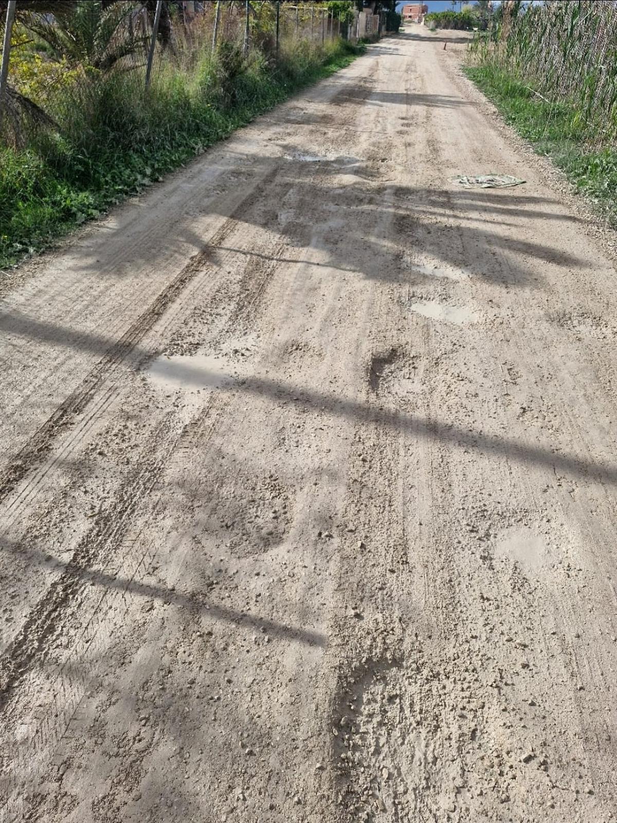 Los baches en la travesía del camino Viejo de Santa Pola son perfectamente visibles