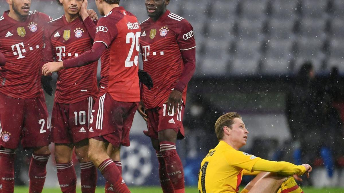 Frenkie de Jong, en el suelo, mientras Sané celebra su gol con sus compañeros. |  // REUTERS