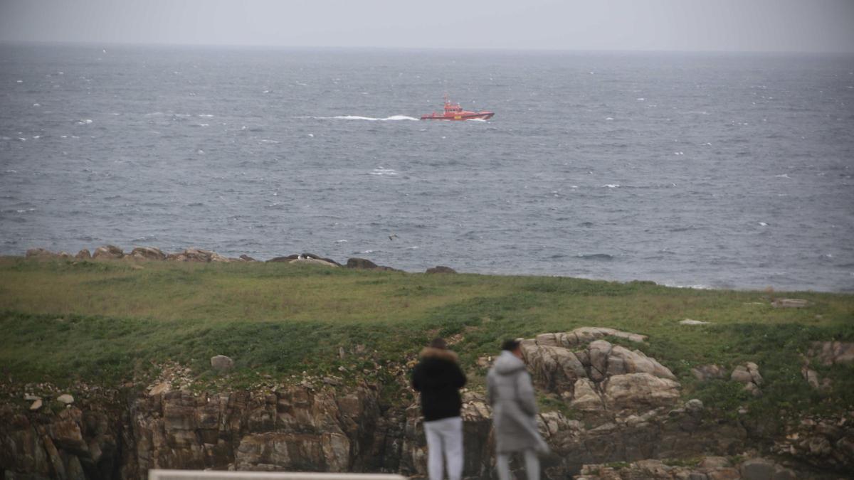 Salvamento continúa con la búsqueda del hombre que cayó al mar desde una lancha en O Portiño