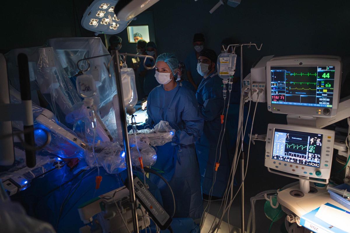 Personal sanitario del Hospital San Juan de Dios durante una prostatectomía radical robotizada a un paciente con cáncer de próstata.