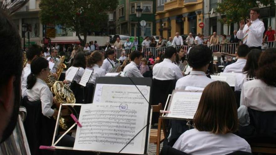 La Banda de Música de Candás, en pleno concierto, en la villa.