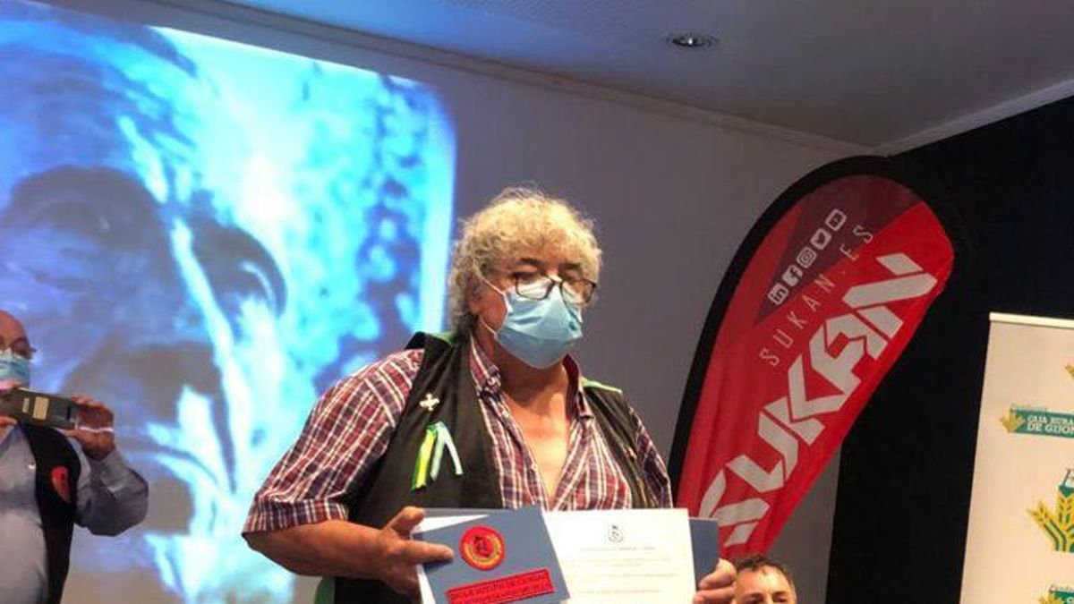 Pedro Fuente Olmo, el Mole, recogiendo su distinción como "Gran Duque de las Aguas del Sella".