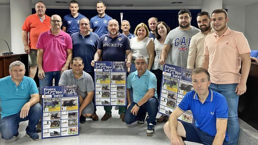 Presentación del cartel taurino en el Ayuntamiento de Sant Joan de Moró con autoridades y representantes de las peñas.