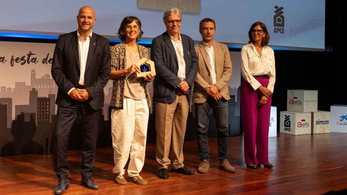 Premi APCE 2025 a la Innovació i Tecnologia: Cristina Pardal March, Enrique Corbat Diaz (UPC) i Toni Amich Llacuna (Sempergreen España) reben el premi de mans de Xavier Vilajoana (APCE) i Maria Alsina (CaixaBank). Premi APCE 2025 a la Innovació i Tecnologia: Cristina Pardal March, Enrique Corbat Diaz (UPC) i Toni Amich Llacuna (Sempergreen España) reben el premi de mans de Xavier Vilajoana (APCE) i Maria Alsina (CaixaBank).