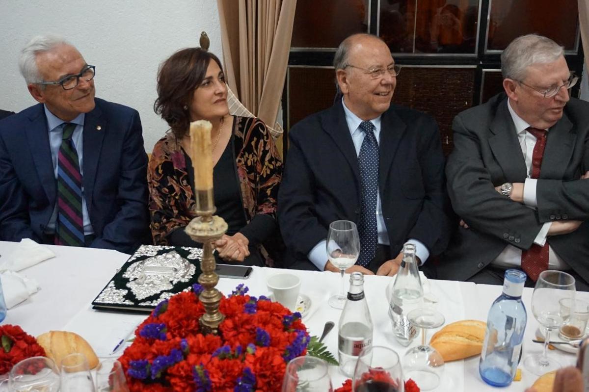 Entrega de las pastas a Charo Padilla