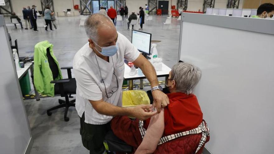 Unos diez mil mayores de ochenta años renunciaron a vacunarse en el Cunqueiro 