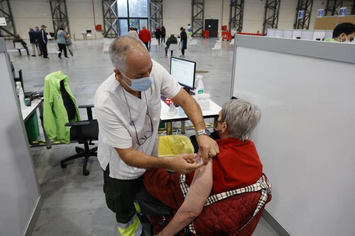 Unos diez mil mayores de ochenta años renunciaron a vacunarse en el Cunqueiro